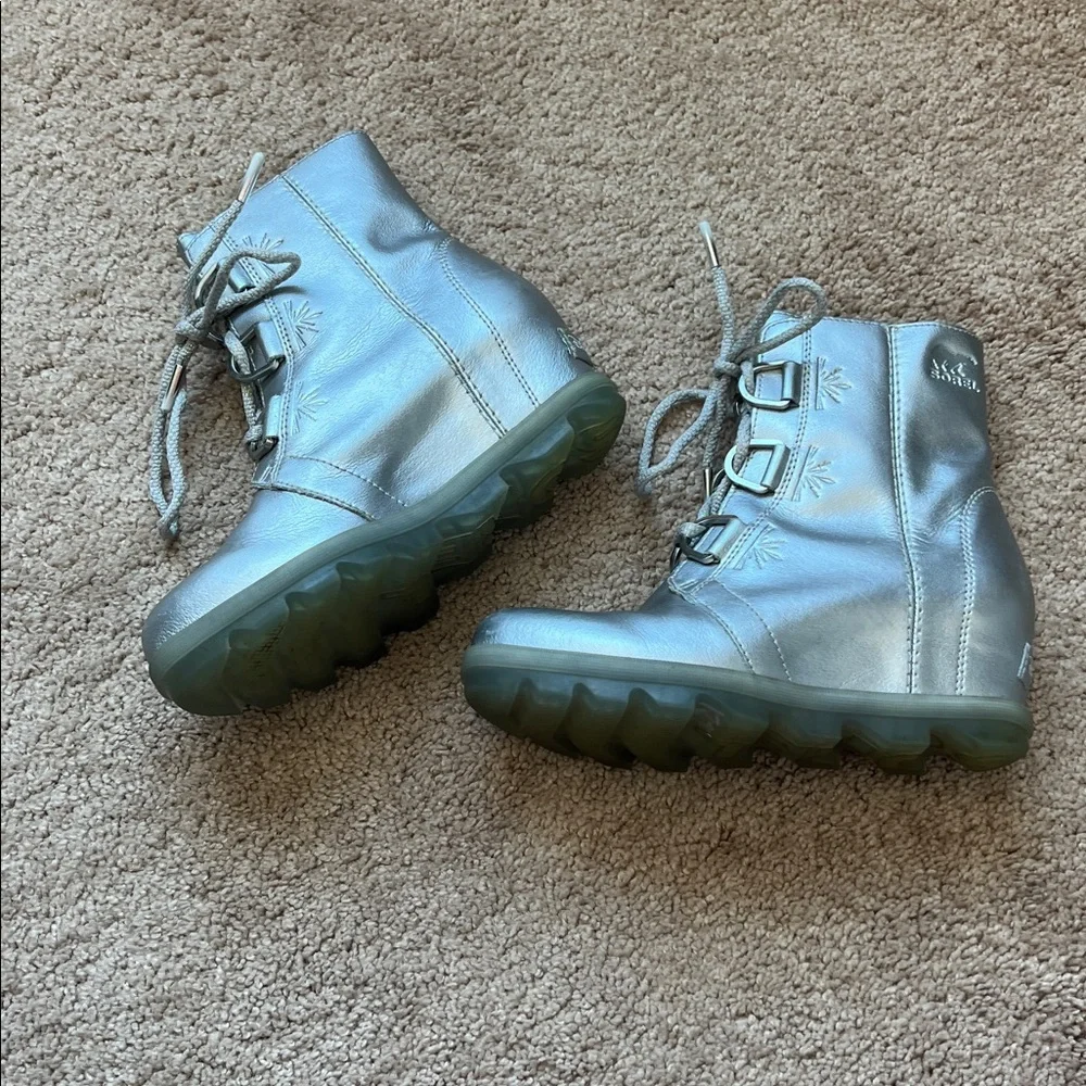Sorel/Disney Collab “Frozen” Silver Joan of Arctic Wedge II Boots